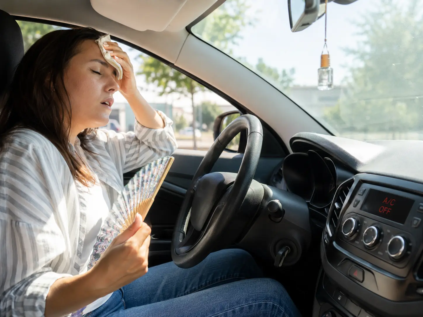 El aire acondicionado del coche no enfría: causas y señales de avería